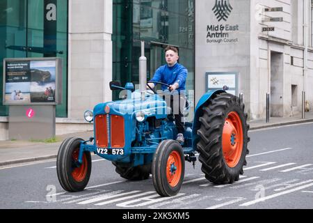 Ballymena, Irlande du Nord - 19 juillet 2024 : Vintage Tractor Rally, orange et bleu Fordson Dexta. Concept rétro, rural, agriculture, agriculture Banque D'Images