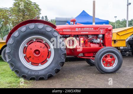 Ballymena, Irlande du Nord - 20 juillet 2024 : rallye tracteur vintage et moteur à vapeur, classique rouge McCormick Standard. Concept d'agriculture, véhicule. Banque D'Images