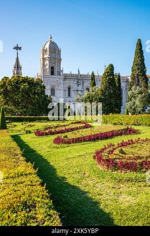 Jardin du Palais Impérial et église Santa Maria de Belém, Lisbonne, Portugal Banque D'Images