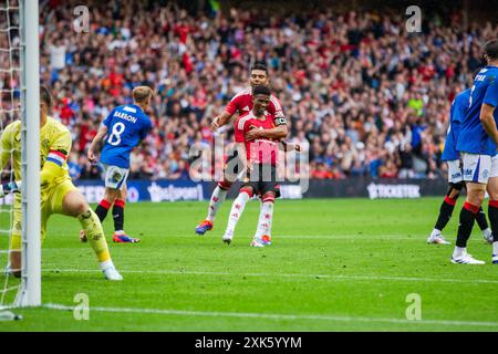 ÉDIMBOURG, ÉCOSSE - 20 JUILLET 2024 : Carlos Casemiro célèbre avec le buteur Amad lors de l'amical d'avant-saison entre Manchester United et RAN Banque D'Images