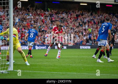 ÉDIMBOURG, ÉCOSSE - 20 JUILLET 2024 : Carlos Casemiro célèbre avec le buteur Amad lors de l'amical d'avant-saison entre Manchester United et RAN Banque D'Images