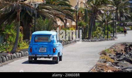 Voiture Renault classique conduite le long de la promenade du front de mer de Playa Blanca Banque D'Images