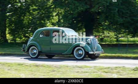 Vintage 1950 Ford V8 Pilot 3,6 litres voiture conduisant sur la route de campagne. Banque D'Images