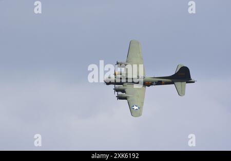 Vintage B-17 Flying Fortress G-BEDF Sally B dans le ciel bleu de vol. Banque D'Images