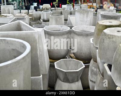 Plusieurs pots de plantes en béton sont empilés les uns sur les autres Banque D'Images