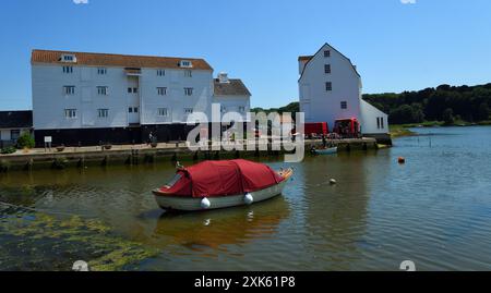 Woodbridge Quay et Tide Mill avec bateau sur la rivière Deben. Banque D'Images