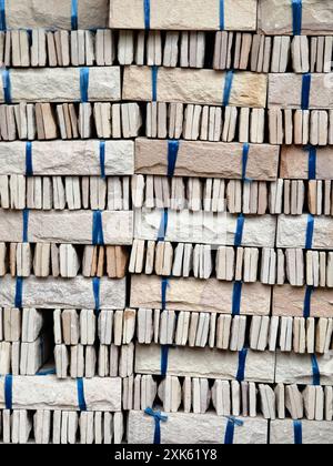 Pile de briques attachée avec des cordes pour la construction et le bâtiment Banque D'Images