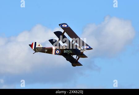 Vintage Sopwith Triplane dans le ciel bleu de vol et les nuages. Banque D'Images