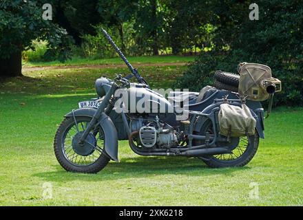 Moto et sidecar allemands vintage de la seconde Guerre mondiale isolés sur l'herbe Banque D'Images