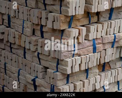 Pile de briques attachée avec des cordes pour la construction et le bâtiment Banque D'Images