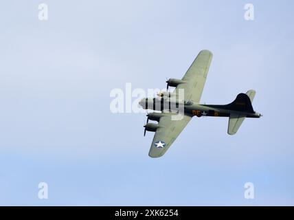 Vintage B-17 Flying Fortress G-BEDF Sally B dans le ciel bleu de vol. Banque D'Images