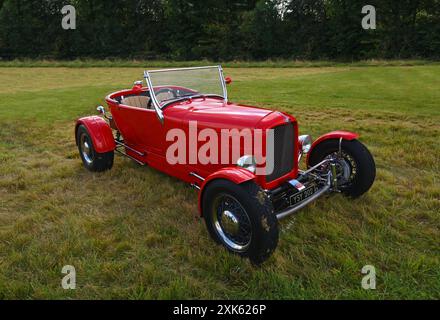 Vintage Red 1932 Ford Coupe personnalisé Hot Rod isolé sur l'herbe. Banque D'Images