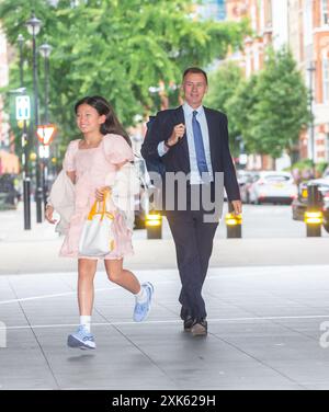 Londres, Angleterre, Royaume-Uni. 21 juillet 2024. Shadow Chancelier de l'Échiquier JEREMY HUNT arrive à la BBC avec sa fille avant d'apparaître dans l'émission "Sunday with Laura Kuenssberg". (Crédit image : © Tayfun Salci/ZUMA Press Wire) USAGE ÉDITORIAL SEULEMENT! Non destiné à UN USAGE commercial ! Banque D'Images