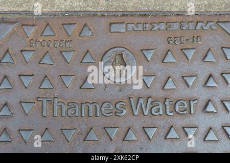 Eton, Royaume-Uni. 21 juillet 2024. Un couvercle de drain d'eau de la Tamise à Eton, Windsor, Berkshire. Les poursuites engagées contre Thames Water par l'Agence de l'environnement pour des incidents de pollution ont abouti à des amendes de 35 millions de livres sterling entre 2017 et 2023. Le projet de loi sur l’eau (mesures spéciales) a été annoncé dans le discours du roi cette semaine. L'objectif du projet de loi, s'il est adopté, serait de renforcer les régulateurs de l'eau en donnant de nouveaux pouvoirs pour interdire le paiement de primes aux dirigeants des compagnies d'eau en cas de violation des normes environnementales. Les dirigeants des compagnies d'eau pourraient également faire l'objet de sanctions pénales. Crédit : Maureen McLean/Alamy Banque D'Images