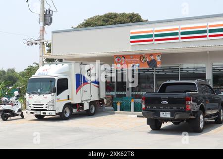 Chiangmai, Thaïlande - mars 31 2024 : 7-11 store. Emplacement sur la route no121. Environ 6 km de la ville de chiangmai. Chiangmai, Thaïlande. Banque D'Images
