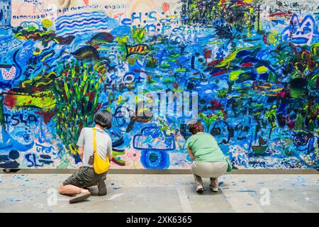 Londres, Royaume-Uni. 21 juillet 2024. Certains l'ont utilisé comme forum, notamment Free Palestine - UNIQLO Tate Play : Oscar Murillo : le jardin inondé de la Tate Modern. Murillo invite les visiteurs à faire leur marque sur une vaste peinture en couches dans la turbine Hall, les encourageant à peindre de l'eau et des vagues sur des toiles monumentales, créant ainsi une peinture collaborative géante. L'œuvre s'inspire des nénuphars de Claude Monet, tout en s'appuyant sur la série de Surge Works de Murillo. Crédit : Guy Bell/Alamy Live News Banque D'Images