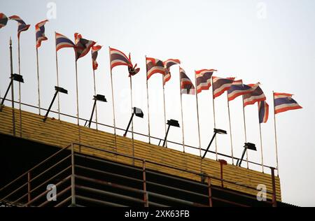 beaucoup de drapeaux thaïlandais agitant sur le dessus de la racine Banque D'Images