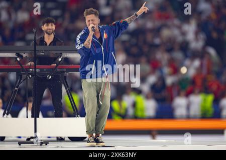 Ryan Tedder de OneRepublic se produit lors de la cérémonie de clôture du tournoi lors de la finale de l'UEFA EURO 2024 entre l'Espagne et l'Angleterre à l'Olympiastadi Banque D'Images