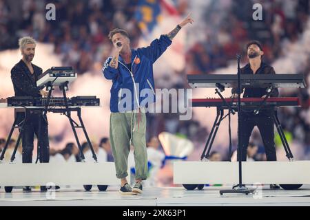 Ryan Tedder de OneRepublic se produit lors de la cérémonie de clôture du tournoi lors de la finale de l'UEFA EURO 2024 entre l'Espagne et l'Angleterre à l'Olympiastadi Banque D'Images