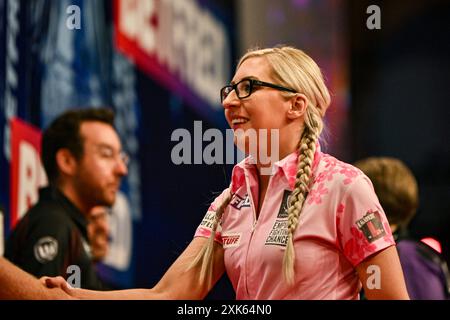 Winter Gardens, Blackpool, Royaume-Uni. 21 juillet 2024. 2024 Betfred Womens World Matchplay Darts ; Fallon Sherrock célèbre après avoir remporté le match contre Lisa Ashton 5-4 crédit : action plus Sports/Alamy Live News Banque D'Images