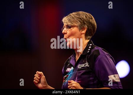 Winter Gardens, Blackpool, Royaume-Uni. 21 juillet 2024. 2024 Betfred Womens World Matchplay Darts ; Lisa Ashton célèbre après avoir remporté une étape contre Fallon Sherrock Credit : action plus Sports/Alamy Live News Banque D'Images