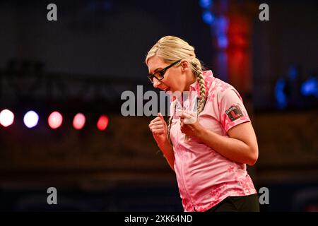 Winter Gardens, Blackpool, Royaume-Uni. 21 juillet 2024. 2024 Betfred Womens World Matchplay Darts ; Fallon Sherrock célèbre après avoir remporté le match contre Lisa Ashton 5-4 crédit : action plus Sports/Alamy Live News Banque D'Images