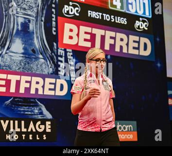 Winter Gardens, Blackpool, Royaume-Uni. 21 juillet 2024. 2024 Betfred Womens World Matchplay Darts ; Fallon Sherrock célèbre après avoir remporté le match contre Lisa Ashton 5-4 crédit : action plus Sports/Alamy Live News Banque D'Images