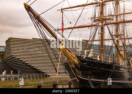 Dundee, Écosse – 24 mars 2024 : le navire de recherche Royal Discovery est un musée dans sa cale sèche sur Dundee Écosse, à côté du V&A design Museum Banque D'Images