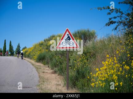 Panneau d'itinéraire cyclable sur la voie verte chemin balisé près d'Apt, département du Vaucluse dans la région Provence-Alpes-Côte d'Azur dans le sud-est de la France. Banque D'Images