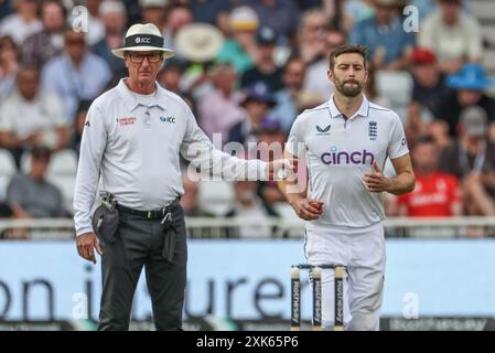 L'arbitre sur le terrain, Rod Tucker, arrête Mark Wood, de l'Angleterre, du bowling pendant le quatrième jour du Rothesay test match Angleterre vs West Indies à Trent Bridge, Nottingham, Royaume-Uni, 21 juillet 2024 (photo par Mark Cosgrove/News images) Banque D'Images