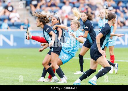 Bridgeview, Illinois, États-Unis. 20 juillet 2024. Le défenseur du NJ/NY Gotham FC Nealy Martin (14 ans) et le milieu des Chicago Red Stars Bea Franklin (20 ans) se battent pour la position lors du match de football NWSL entre le NJ/NY Gotham FC et les Chicago Red Stars au SeatGeek Stadium de Bridgeview, Illinois. John Mersits/CSM/Alamy Live News Banque D'Images