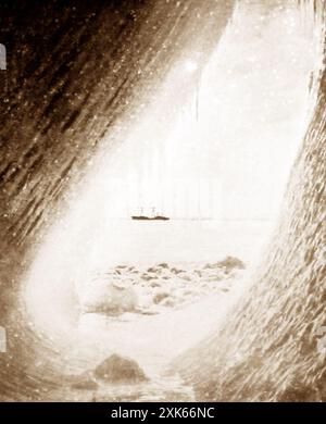 La Terra Nova d'une grotte de glace, prise lors de l'expédition de Scott au pôle Sud, de 1910 à 1912 Banque D'Images