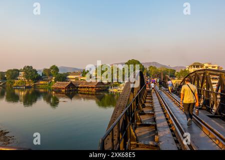 Kanchanaburi, Thaïlande - 10 février 2024 - coucher du soleil vue de la mariée sur la rivière Kwai Banque D'Images