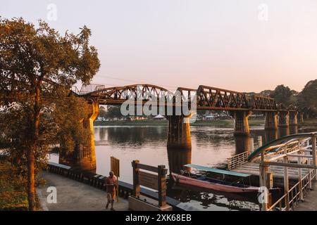 Kanchanaburi, Thaïlande - 10 février 2024 - coucher du soleil vue de la mariée sur la rivière Kwai Banque D'Images