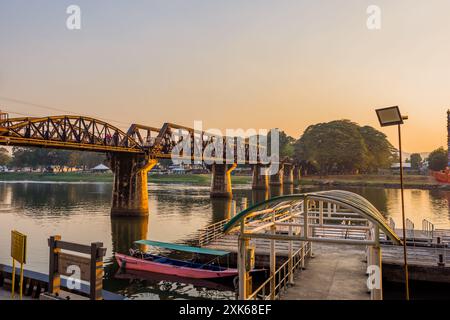 Kanchanaburi, Thaïlande - 10 février 2024 - coucher du soleil vue de la mariée sur la rivière Kwai Banque D'Images