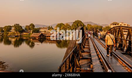 Kanchanaburi, Thaïlande - 10 février 2024 - coucher du soleil vue de la mariée sur la rivière Kwai Banque D'Images