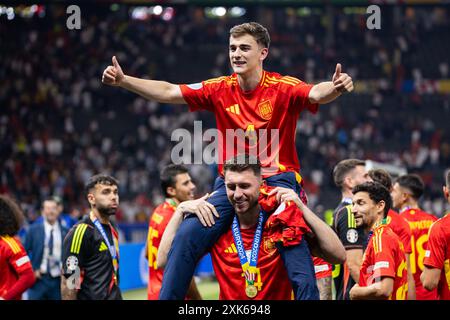 Aymeric Laporte et Pablo Martin Paez Gavira, connu sous le nom de Gavi d'Espagne, sont vus lors de la finale de l'UEFA EURO 2024 entre l'Espagne et l'Angleterre à Olymp Banque D'Images