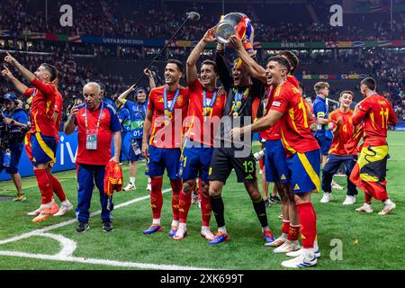 Mikel Merino, Mikel Oyarzabal, Alex Remiro, Martin Zubimendi d'Espagne célèbrent avec Henri Delaunay Trophy lors de la finale de l'UEFA EURO 2024 betwe Banque D'Images