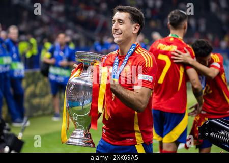 L’Espagnol Mikel Oyarzabal célèbre avec Henri Delaunay lors de la finale de l’UEFA EURO 2024 entre l’Espagne et l’Angleterre à l’Olympiastadion de Berlin en BE Banque D'Images