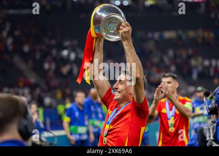 L’Espagnol Mikel Oyarzabal célèbre avec Henri Delaunay lors de la finale de l’UEFA EURO 2024 entre l’Espagne et l’Angleterre à l’Olympiastadion de Berlin en BE Banque D'Images