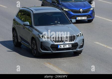 ISTANBUL, TURQUIE - 14 JUILLET 2023 : 2022 hybride électrique BMW X3 XDRIVE 30E M SPORT AUTO sur la route Banque D'Images