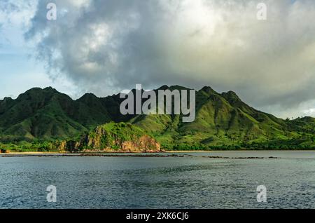 Collines verdoyantes près de l'île de Komodo. Îles de la petite Sunda. Indonésie Banque D'Images