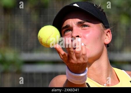 Prague, République tchèque. 21 juillet 2024. La tchèque Sara Bejlek (photo) en action lors du tournoi de tennis féminin de la WTA Livesport Prague Open 2024 face à Kalinina Anhelina, ukrainienne, à Prague, République tchèque, le 21 juillet 2024. Crédit : Michal Kamaryt/CTK photo/Alamy Live News Banque D'Images