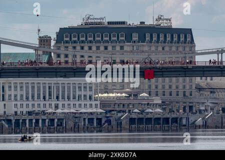 Kiev, Ukraine. 21 juillet 2024. Des membres du public observent depuis le pont du parc alors que les unités de secours poursuivent leurs recherches pour retrouver le corps d'une jeune fille qui serait tombée d'un câble cassé sur une attraction de rappel de l'autre côté de la rivière Dnipro à Kiev. La perquisition s'est poursuivie dans l'après-midi du dimanche 21 juillet 2024. (VX photo/Vudi Xhymshiti) crédit : VX Pictures/Alamy Live News Banque D'Images