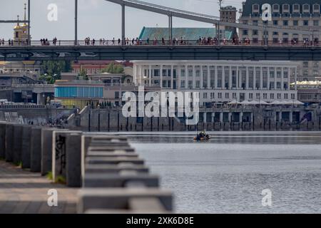 Kiev, Ukraine. 21 juillet 2024. Des membres du public observent depuis le pont du parc alors que les unités de secours poursuivent leurs recherches pour retrouver le corps d'une jeune fille qui serait tombée d'un câble cassé sur une attraction de rappel de l'autre côté de la rivière Dnipro à Kiev. La perquisition s'est poursuivie dans l'après-midi du dimanche 21 juillet 2024. (VX photo/Vudi Xhymshiti) crédit : VX Pictures/Alamy Live News Banque D'Images