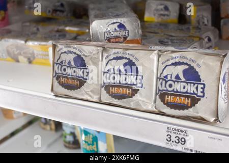 Los Angeles, Californie, États-Unis - 03-18-03 2021 : une vue de plusieurs paquets de sandwichs à la crème glacée Klondike Heath, au magasin. Banque D'Images