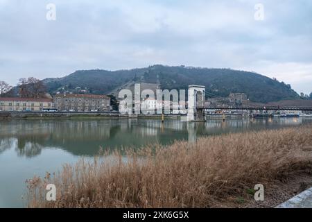 Passerelle Marc-Seguin sur le Rhône entre Tain et Tournon au coucher du soleil d'hiver Banque D'Images