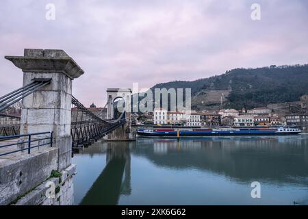 Passerelle Marc-Seguin sur le Rhône entre Tain et Tournon au coucher du soleil d'hiver Banque D'Images