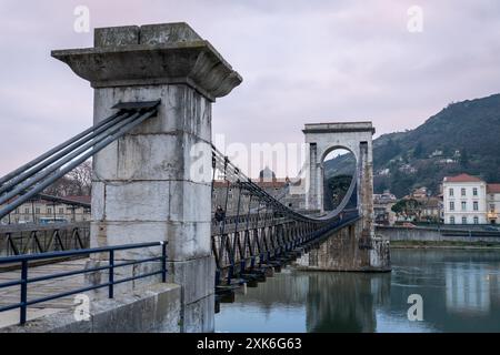 Passerelle Marc-Seguin sur le Rhône entre Tain et Tournon au coucher du soleil d'hiver Banque D'Images