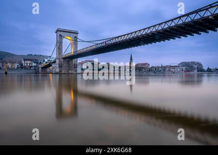 Passerelle Marc-Seguin sur le Rhône entre Tain et Tournon au crépuscule Banque D'Images